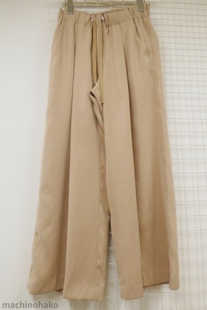 ベージュパンツ　ベージュ　パンツ　ズボン　テロテロ　女らしい　古着　中古　ワイドパンツ