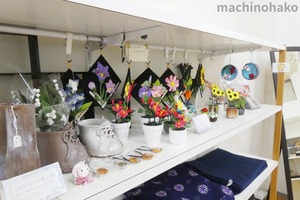 街知の箱　店内　花小物さん作品コーナー