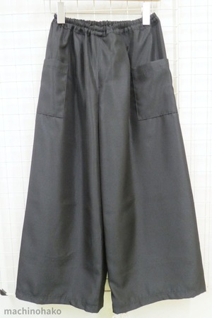 黒ワイドパンツ　黒　ブラック　ワイドパンツ　ブラックワイドパンツ　紳士服地　服地　化繊　アイロン不要