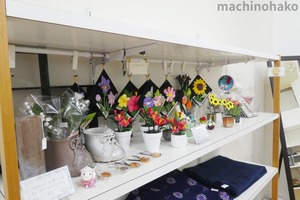 街知の箱　店内　花小物さん作品コーナー