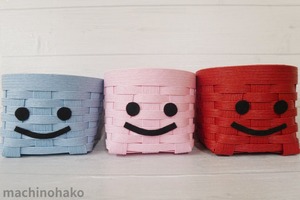 カゴ　ミニカゴ　ミニバスケット　顔　赤　ペールピンク　ピンク　水色　レッド　ピンク　笑顔　ニコニコ　にっこり　ニコちゃん