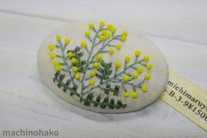 ブローチ　刺繍　ビーズ　ビーズ刺繍　刺しゅう　ミモザ　アクセサリー