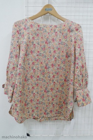綿100　ローン　花柄　フラワープリント　春らしい　ブラウス