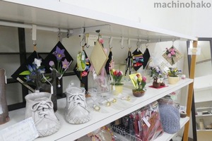 街知の箱　店内　花小物さん作品コーナー
