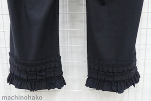 黒短ズボン　裾フリル　フリル　黒パンツ　黒七分丈パンツ　古着