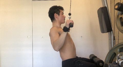 身体を立てたままラットプルダウンを行う
