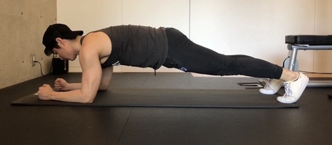 正面を向いているプランクのフォーム