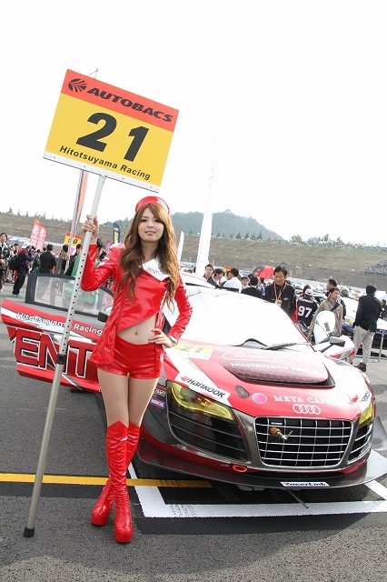 SUPER GT 2013 第8戦 もてぎ おのののかさん、千葉悠凪さん