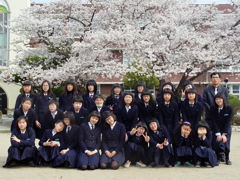 【画像】このJKの集合写真で一番可愛いと思うの誰？ 	