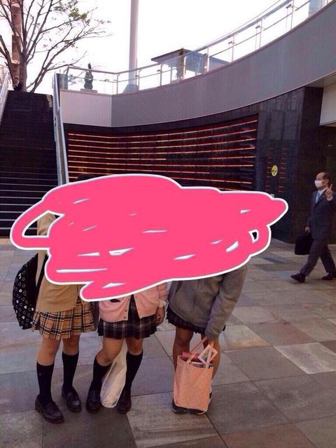 【悲報】JKの自撮りにオッサンが写り込む事故ｗ