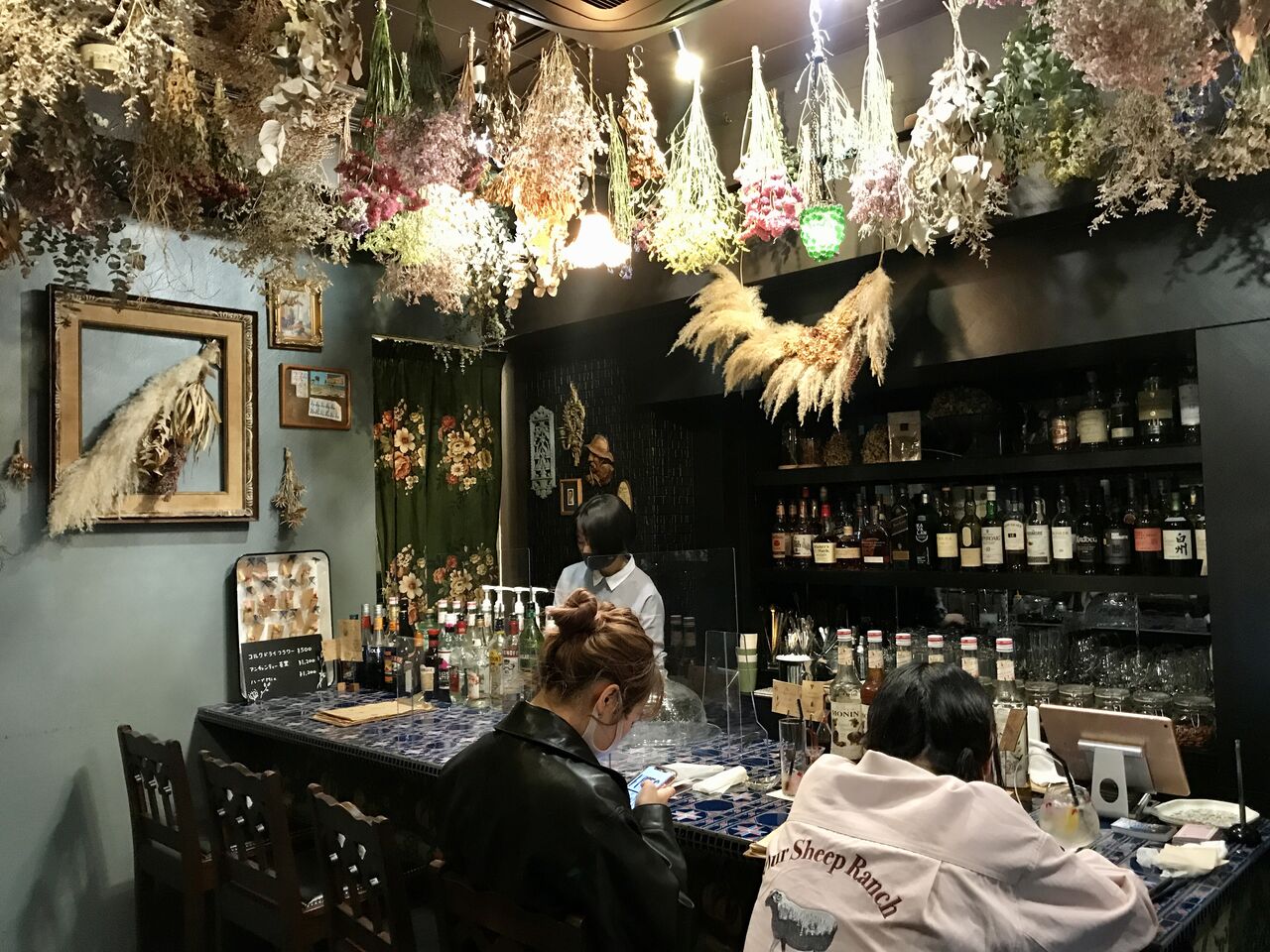 まるで異世界 池袋のカフェ バー Hanabar でたくさんのお花に囲まれる まりこのblog