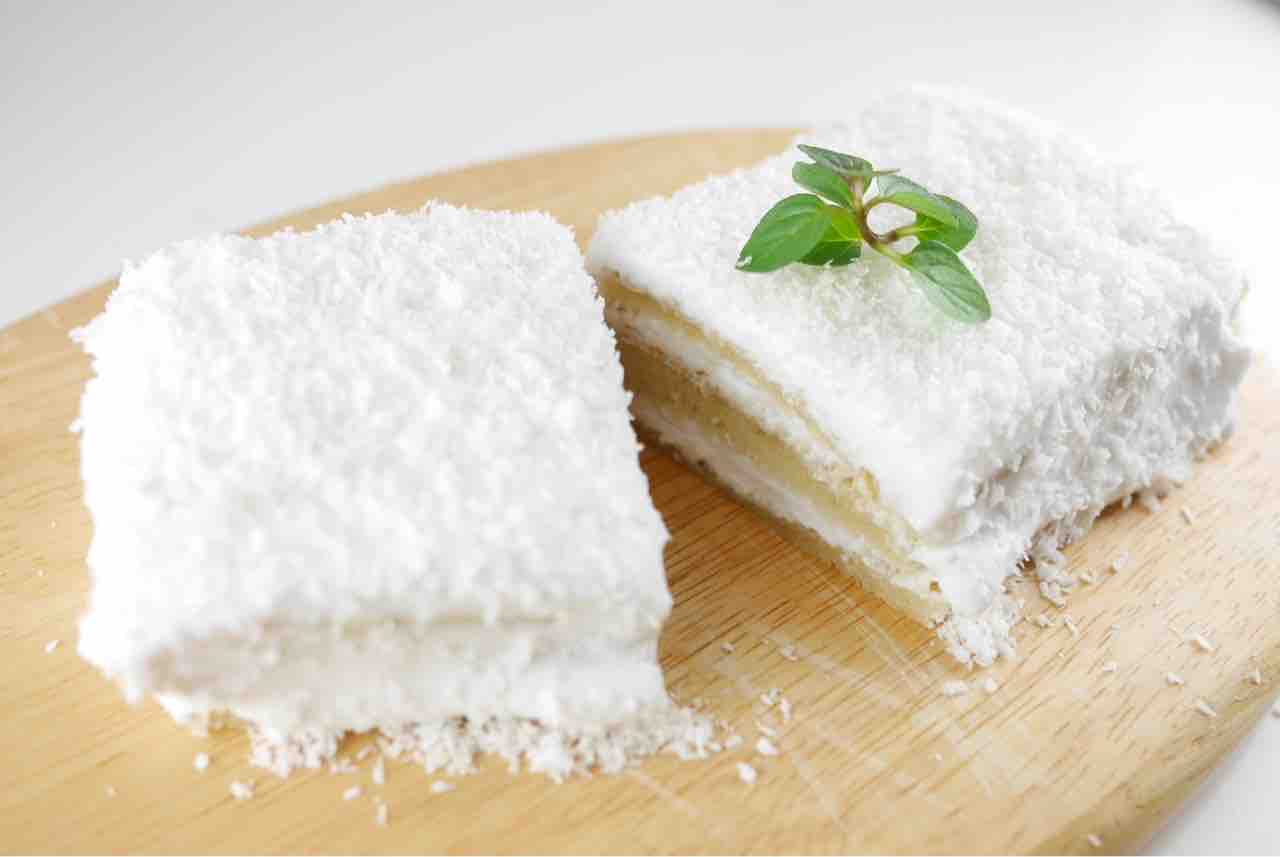 雪のように白いココナッツケーキ マダム昌代の頭の中はだいたい食べ物