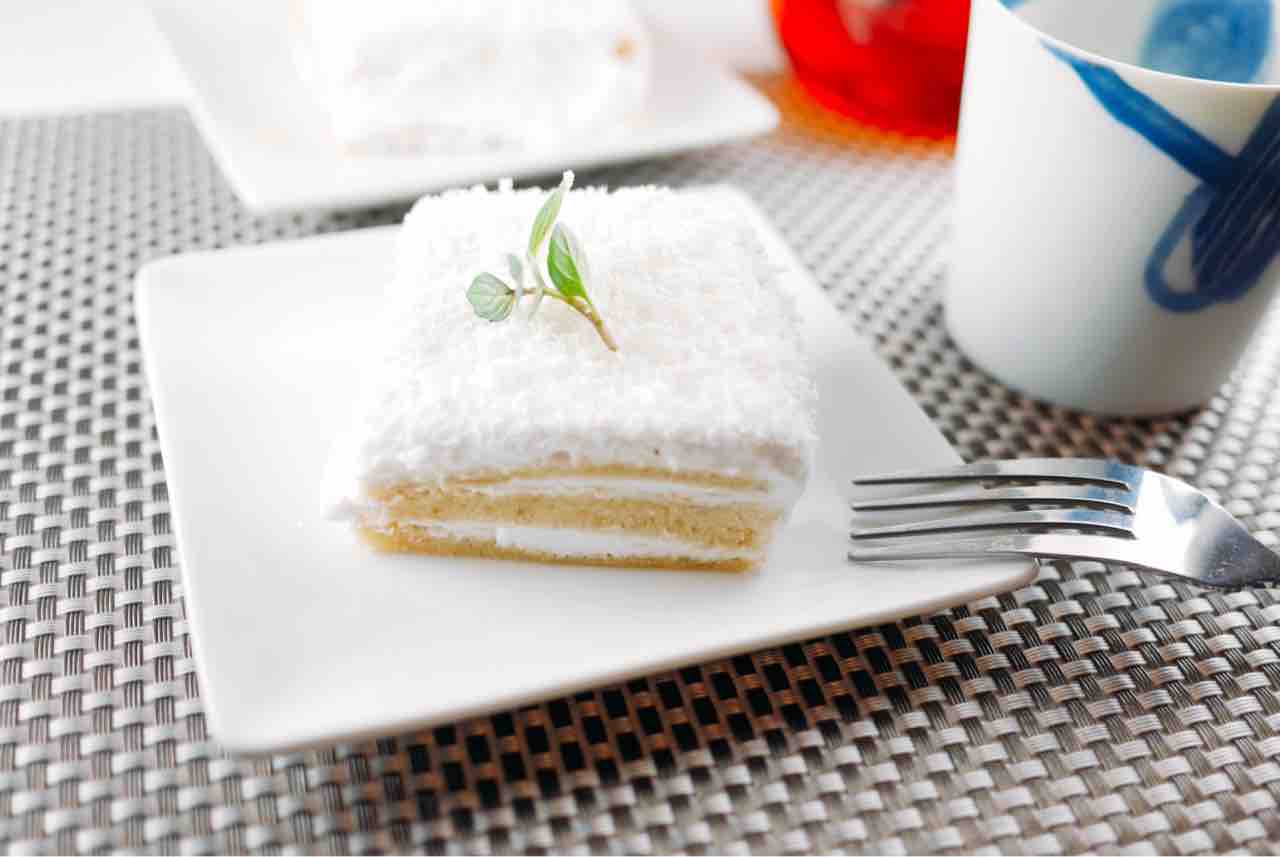 雪のように白いココナッツケーキ マダム昌代の頭の中はだいたい食べ物
