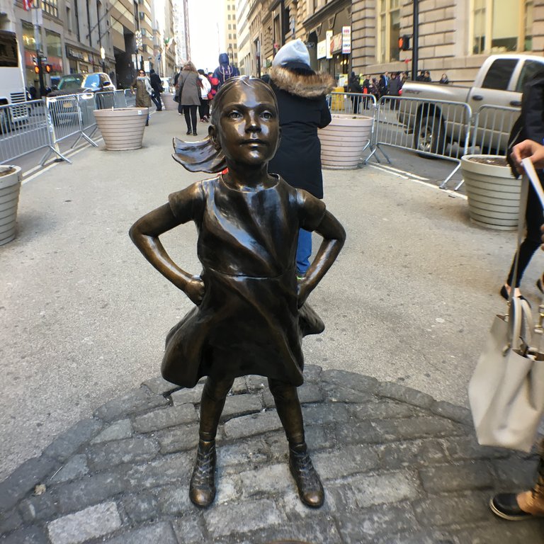 4月2日までの、恐れを知らぬ少女 Fearless Girl像＠ ウォール