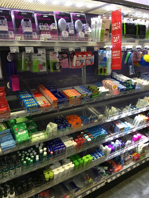 外出先でちょっと調達できるものの日米差 注射を街角で 窓 New York 再び