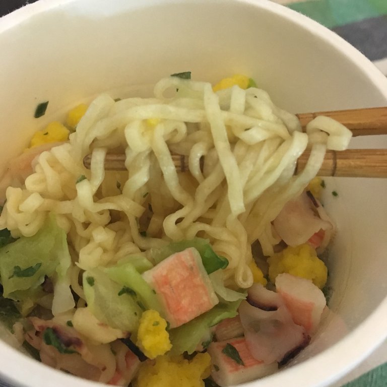 ついに！日清のカップヌードル！！と、赤いきつねと緑のたぬき : 窓
