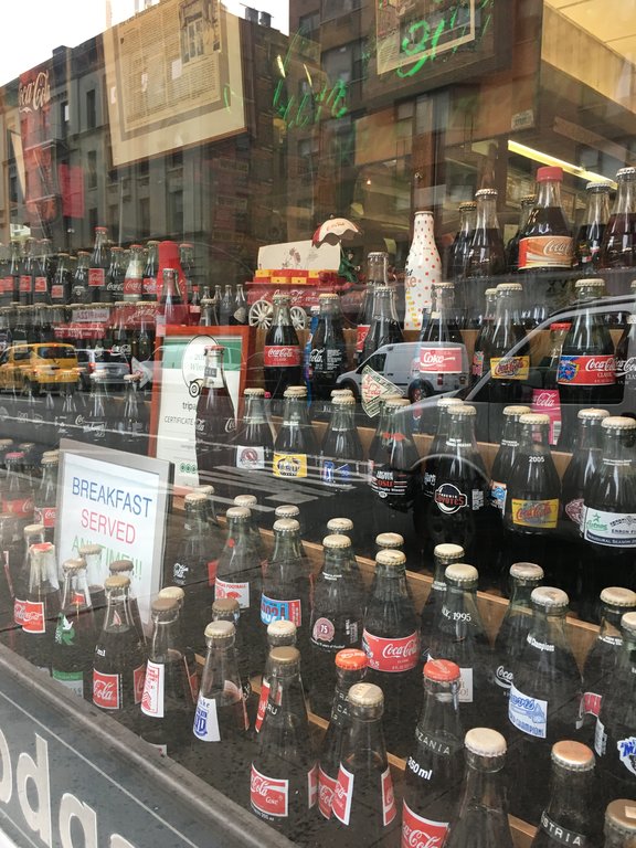 UESのハンバーガーダイナーと言えばLexington Candy Shop : 窓