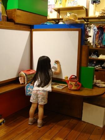 日本の子供服 Bit Z Kidsの新店舗 Tri Be Ca 窓 New York 日本の子供服 Bit Z Kidsの新店舗 Tri Be Ca 窓 New York