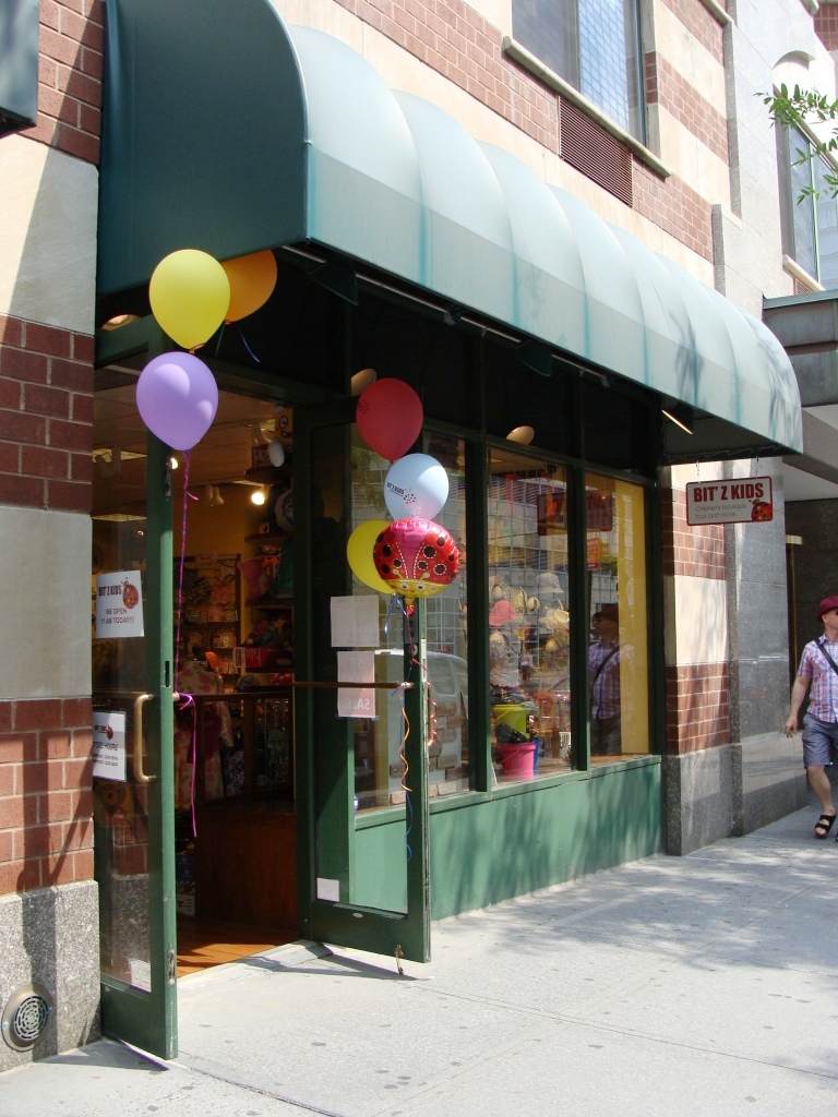 日本の子供服 Bit Z Kidsの新店舗 Tri Be Ca 窓 New York 日本の子供服 Bit Z Kidsの新店舗 Tri Be Ca 窓 New York