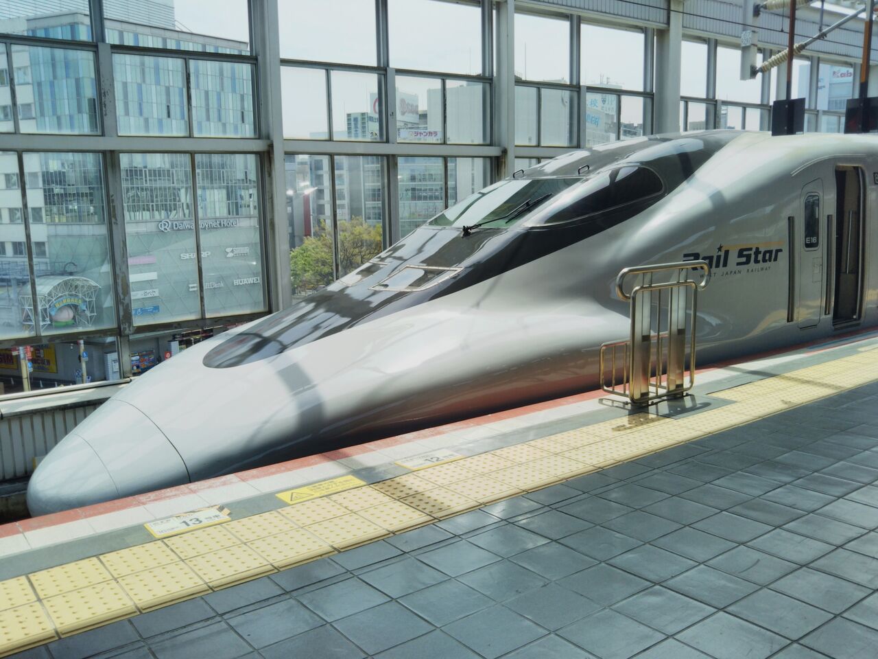 JR西日本 ひかりレールスター : 13番まどぐち