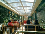 写真六甲ケーブル車両赤内20041121
