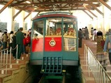写真六甲ケーブル車両赤下20041121