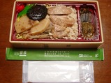 ろくもん信州ハーブ鶏鶏のきじ焼弁当中身