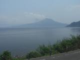 20090704はやとの風日豊本線走行中の車内から見た桜島