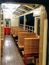 夜桜トロッコ車内