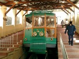 写真六甲ケーブル車両緑下20041227