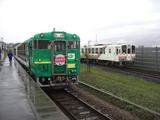 山形鉄道風っこ桜回廊4号2荒砥駅ホーム入線直後