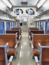急行さと山号車内
