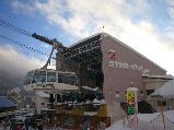 20051229蔵王中央ロープウェイ温泉駅と白い搬器