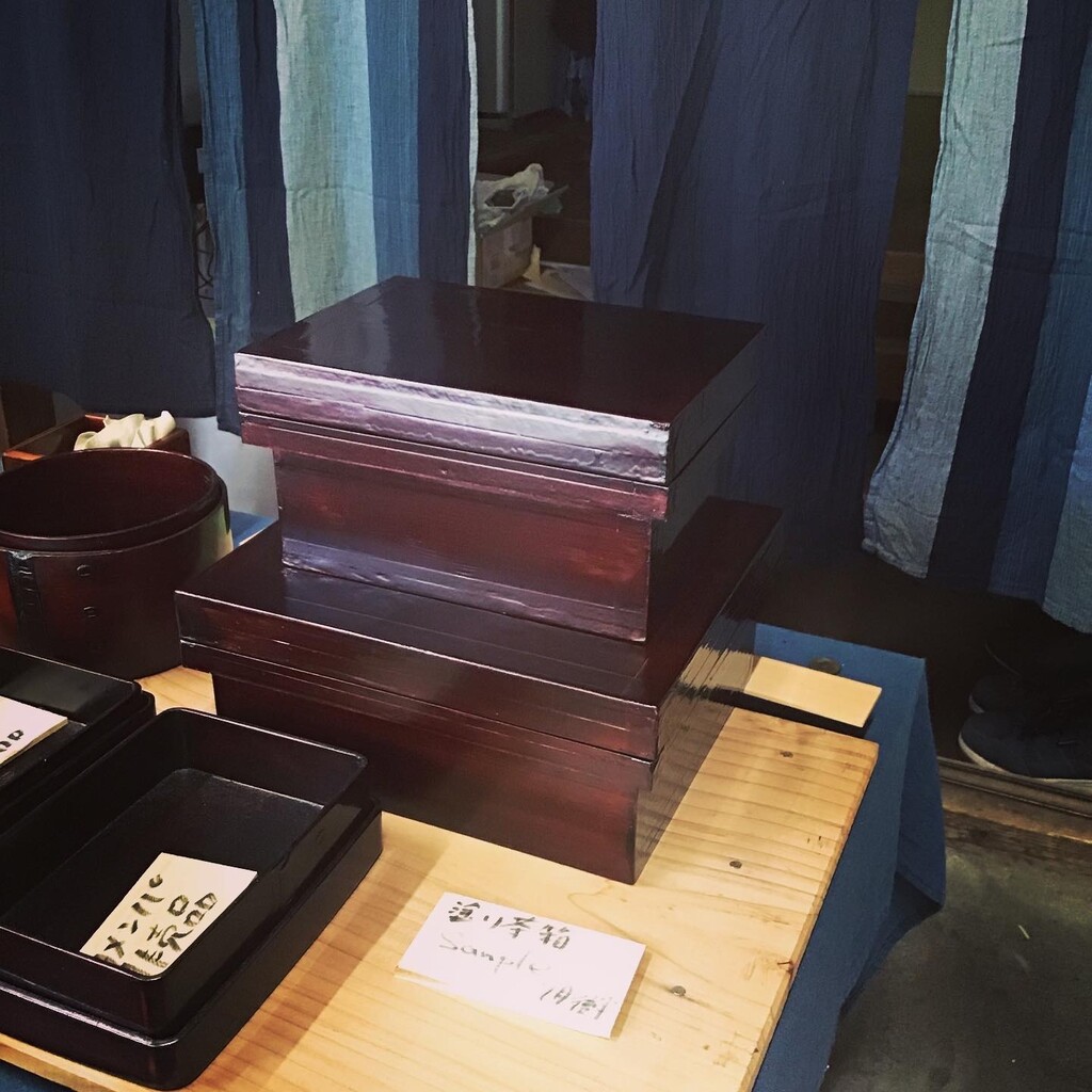 井川メンパ 漆塗り直し ちなみに井川メンパの塗り直しは年に一度。正月