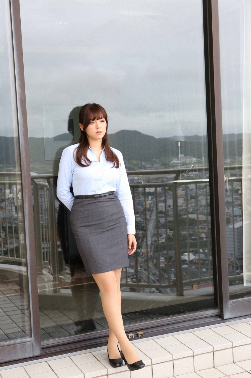 篠崎愛　ミニスカ 