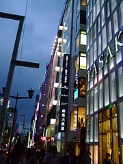 銀座中央通り　ニューメルサ