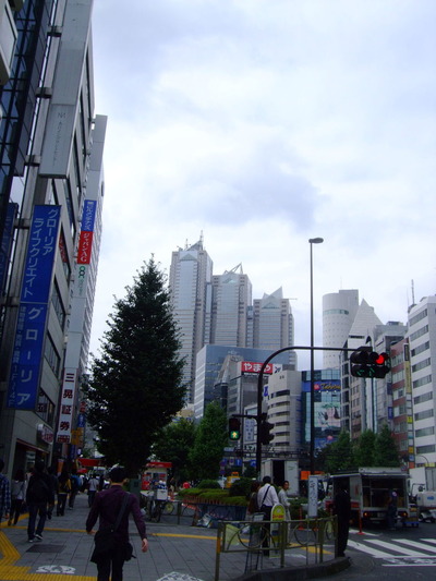 新宿駅南口から　甲州街道へ