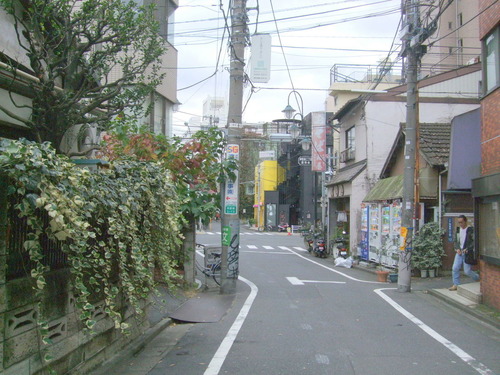 「霞ヶ丘団地」手前