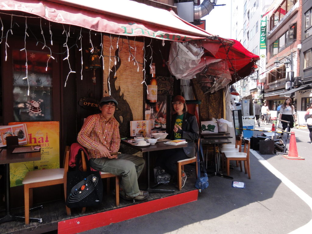 天気のいい日は外で食事 下関マグロの 散歩生活