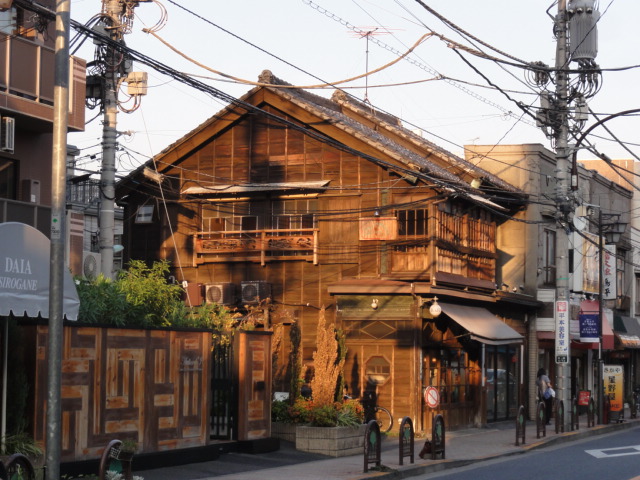 夕暮れの白金商店街を歩き 焼き鳥屋さんへ 下関マグロの 散歩生活