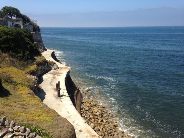 ガラスの教会だけじゃない！？ ロサンゼルスの海辺の教会 Neighborhood