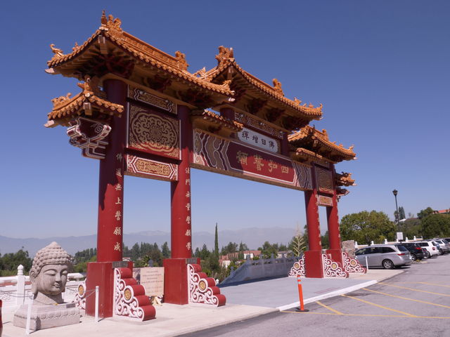 ロサンゼルス東部にある赤と金の中国寺院 HSI LAI TEMPLE : まぐやまの