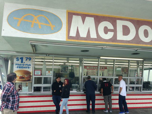 ダウニーにあるアメリカ最古のマクドナルド店舗 : まぐやまの