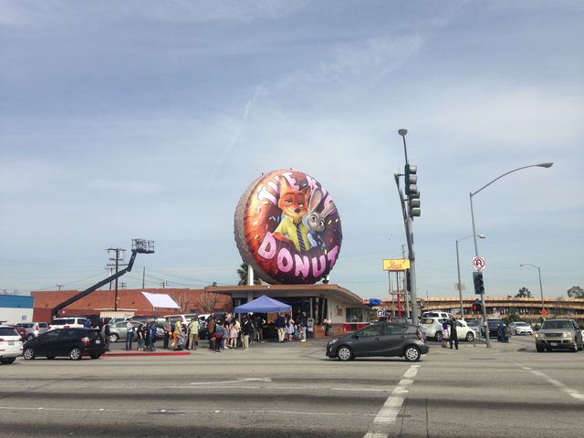 ロサンゼルスのランドマーク ランディーズドーナツがズートピア仕様に大変身 Randy S Donuts Zootopia まぐやまのロサンゼルス生活日記 ロサンゼルスのランドマーク ランディーズドーナツがズートピア仕様に大変身 Randy S Donuts Zootopia まぐやまのロサンゼルス生活日記