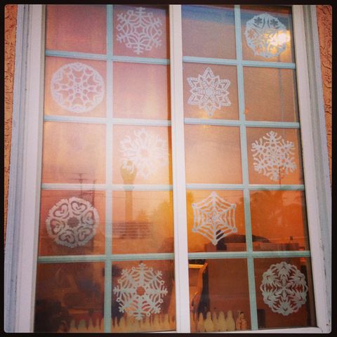 プリンター用紙で作るエコノミックな雪の結晶切り絵 クリスマスの窓飾りなどに まぐやまのロサンゼルス生活日記