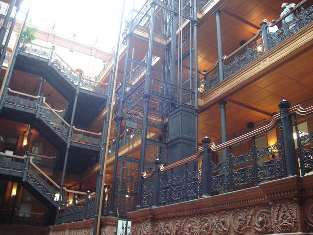 映画ブレードランナーロケ地 ロサンゼルス ダウンタウンのブラッドベリー ビルディング Bradbury Building まぐやまのロサンゼルス生活日記
