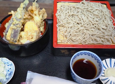 まんまやさんで蕎麦をいただく。 : 風に吹かれて足まかせ
