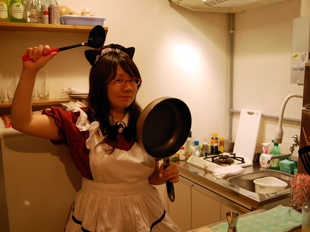 アイドルファンを意識した新宿発のメイドカフェ ぽんでぃしぇりふろれある アキバにオープン 世の中に絶えてメイドのなかりせば萌えの心はのどけからまし