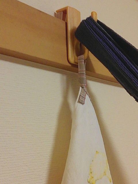 100均 ダブルなげしフック 2個入り を和室に設置 抱っこ紐 最近はぬいぐるみ収納 転勤家庭のこんな暮らし 100均 ダブルなげしフック 2個入り を和室に設置 抱っこ紐 最近はぬいぐるみ収納 転勤家庭のこんな暮らし