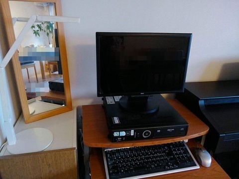 パソコン前に鏡を設置すると 後ろに目ありで便利 転勤家庭のこんな暮らし